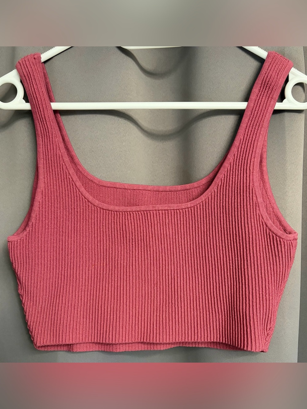 Babaton Ribbed Sculpt Knit Cropped Tank | Medium - Picture 2 of 3